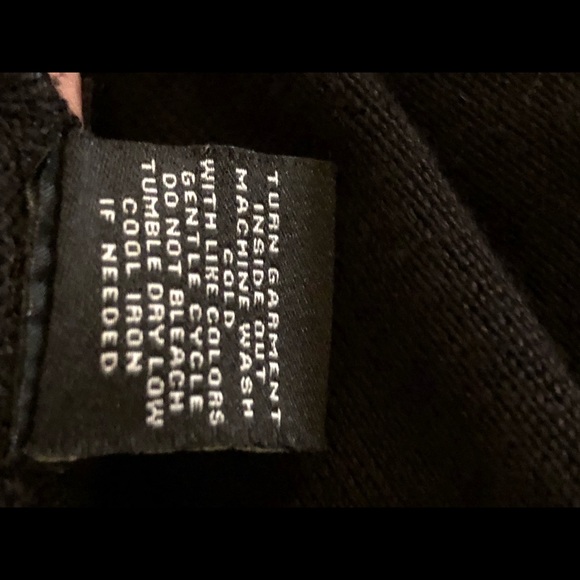 Women’s sz med black top with grommet accents - Picture 8 of 8